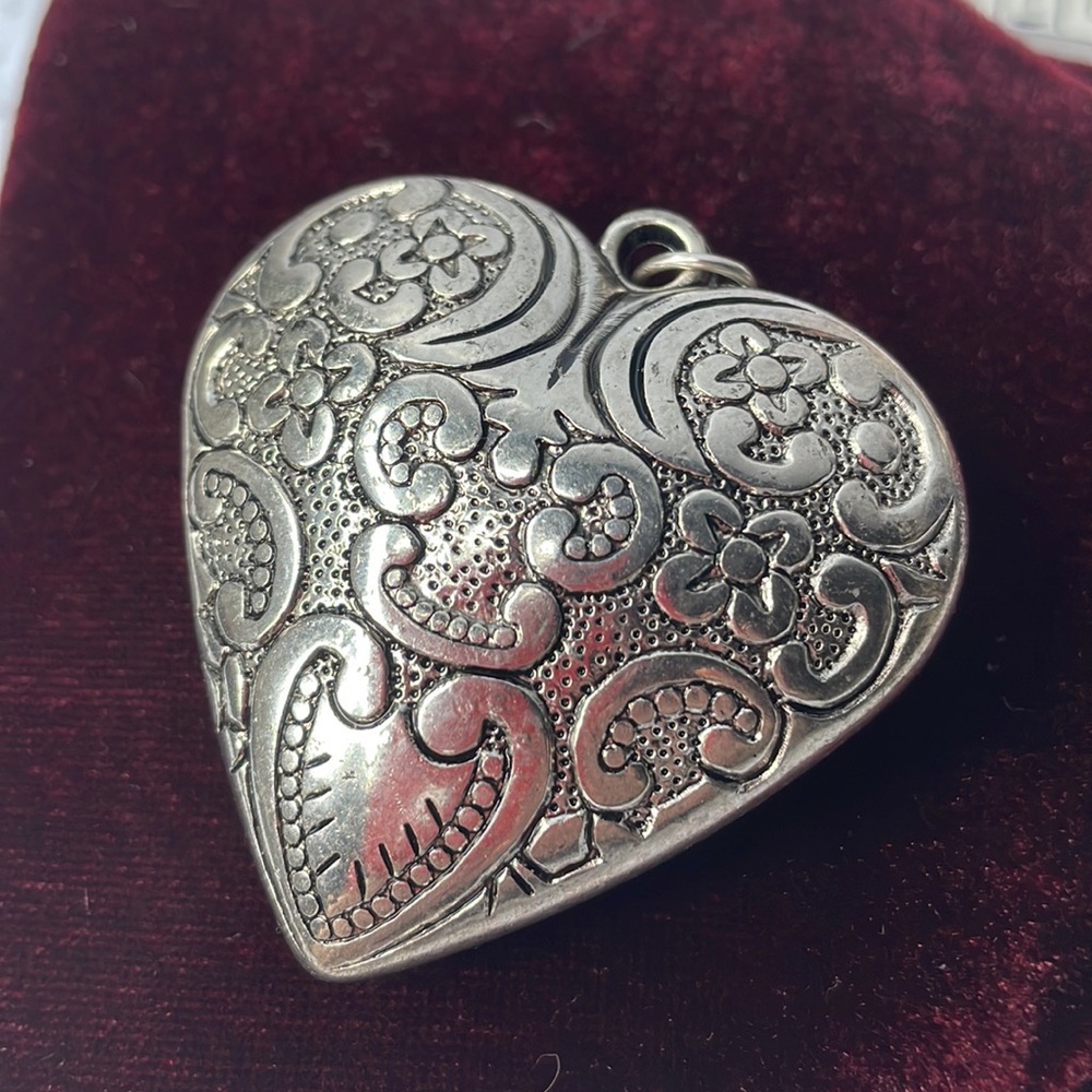 Large, lightweight heart shaped decorative embossed metal pendant for necklace - Picture 1 of 10